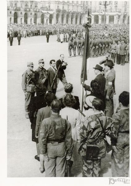 Torino - Piazza Vittorio Veneto - Sfilata per la Liberazione - ll comandante Petralia consegna la bandiera delle Brigate Garibaldi piemontesi al generale Alessandro Trabucchi accanto a Francesco Scotti