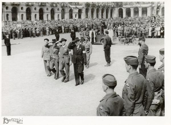 Torino - Piazza Vittorio Veneto - Sfilata per la Liberazione - Il generale Alessandro Trabucchi, Francesco Scotti e altri due partigiani salutano un picchetto d'onore - Folla - Automobile