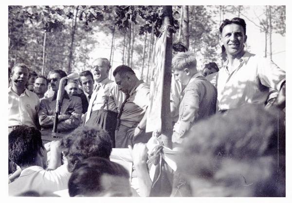 Mariano Comense - Festival dell'Unità 1945 - Francesco Scotti (primo a destra) sul palco guarda la folla - Ruggero Grieco al microfono, circondato da numerosi compagni - Cartello