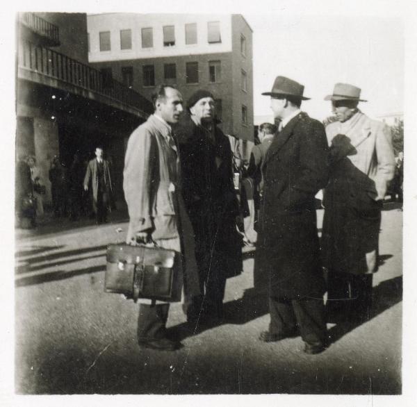 Roma - Città Universitaria - V Congresso del Partito Comunista Italiano - Francesco Scotti (al centro con il basco nero) accanto a Giovanni Brambilla (con la borsa) parla con altri due partecipanti