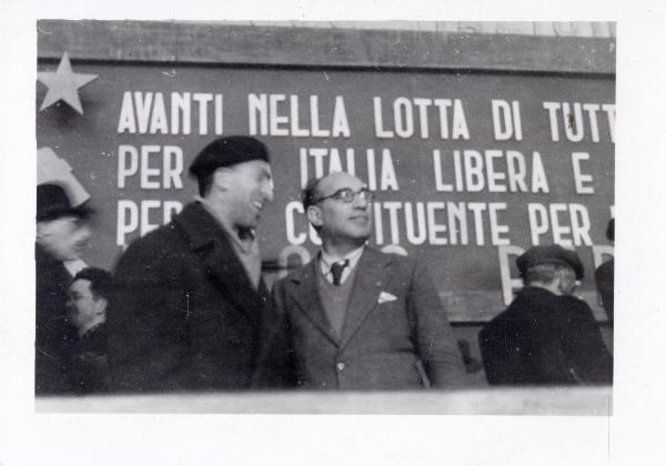 Roma - Città Universitaria - V Congresso del Partito Comunista Italiano - Francesco Scotti (con il basco nero) e un compagno sul palco - Scritte