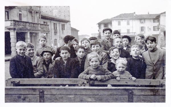 Sant'Angelo Lodigiano - Gruppo di bambini in attesa del comizio di Francesco Scotti - Ritratto infantile