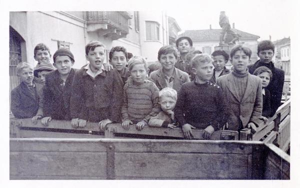 Sant'Angelo Lodigiano - Gruppo di bambini in attesa del comizio di Francesco Scotti - Ritratto infantile