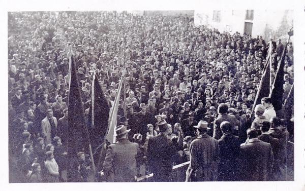 Sant'Angelo Lodigiano - Francesco Scotti (di schiena), attorniato da numerosi compagni, parla a una grande folla - Bandiere
