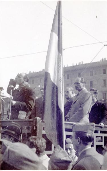 Milano - Piazza Cinque Giornate - Manifestazione dell'ANPI provinciale (?) - Francesco Scotti ascolta Giancarlo Pajetta mentre tiene il suo discorso -  Bandiere