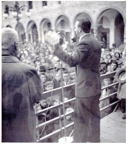 Vigevano - Piazza Ducale - Francesco Scotti (di spalle) al microfono parla alla folla