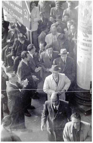 Milano - Piazza del Duomo - Campagna elettorale 1946 - Palmiro Togliatti, Francesco Scotti (con il basco) e altri compagni sfilano tra la folla plaudente - Cartelli