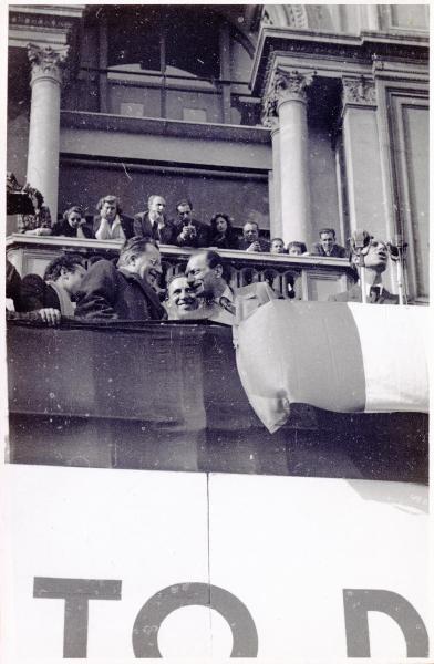 Milano - Piazza del Duomo - Campagna elettorale 1946 - Sul palco Palmiro Togliatti parla con un compagno, dietro Francesco Scotti, al microfono Giancarlo Pajetta - Ritratto di gruppo - Bandiere - Striscioni