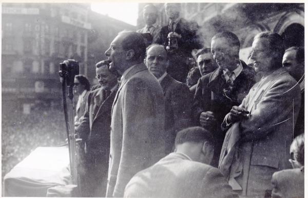 Milano - Piazza del Duomo - Campagna elettorale 1946 - Piero Montagnani al microfono, Palmiro Togliatti (a sinistra), Francesco Scotti e altri compagni alle spalle - Cineoperatore