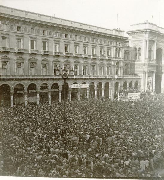 Milano - Piazza del Duomo - Campagna elettorale 1946 - Visita del segretario del Partito comunista Palmiro Togliatti - Folla - Striscioni - Cartelli