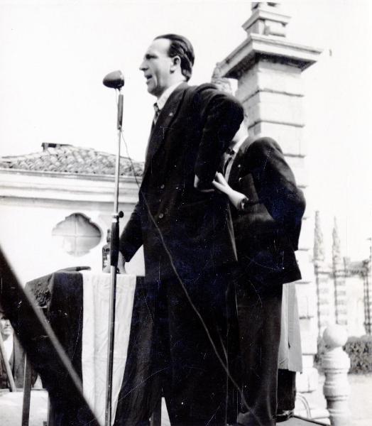 Cesano Maderno - Villa Arese Borromeo - Francesco Scotti tiene un comizio per le elezioni amministrative del 1946 - Bandiere