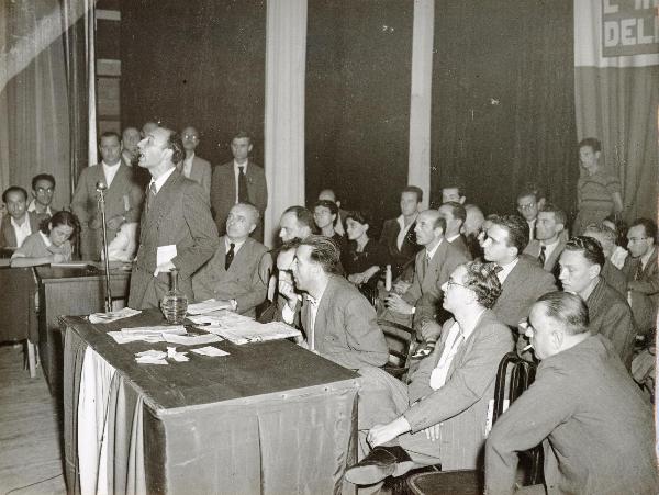 Milano - Convegno provinciale dell'ANPI 1946 - Francesco Scotti (terzo da destra, seduto) ascolta Giancarlo Pajetta - Bandiere