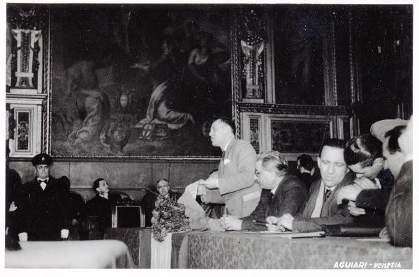 Venezia - Palazzo Ducale - Secondo Congresso nazionale dell'ANPI - Seduta inaugurale - Francesco Scotti (terzo da destra) al tavolo degli oratori - Bandiera - Quadri