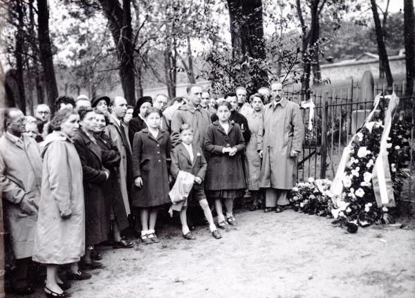 Parigi (Francia) - Salita al Mont-Valérien - Delegazione dell'ANPI al Terzo Congresso delle FFI-FTP bloccata dalla polizia - Deposizione di una corona di fiori - Francesco Scotti al centro