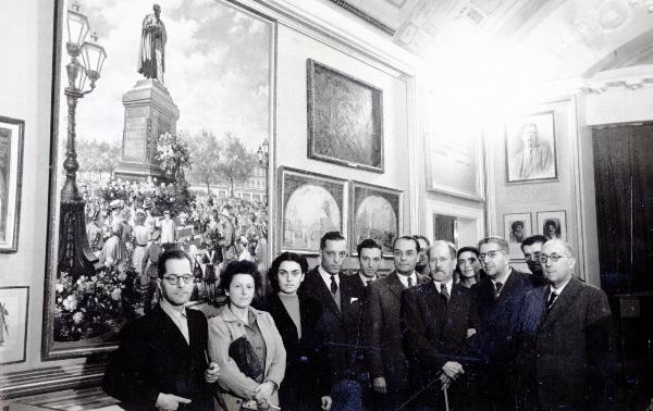 Mosca (Repubblica Russa) - Anniversario della Rivoluzione d'Ottobre - La delegazione dell'ANPI all'interno di un edificio storico - Ritratto di gruppo - Quadri
