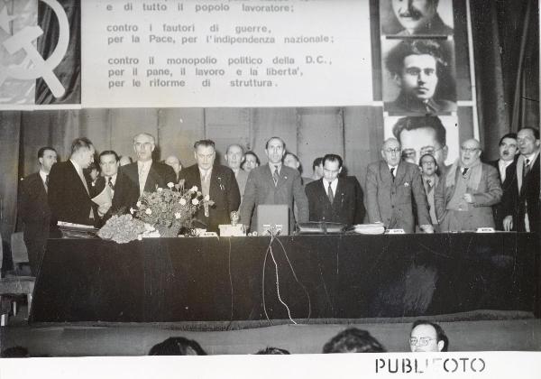 Milano - Cinema Anteo - Seconda Conferenza provinciale di Organizzazione del Partito Comunista italiano- Chiusura dei lavori -  I partecipanti cantano l'inno - Ritratto di gruppo - Manifesti con scritte, simboli, ritratti