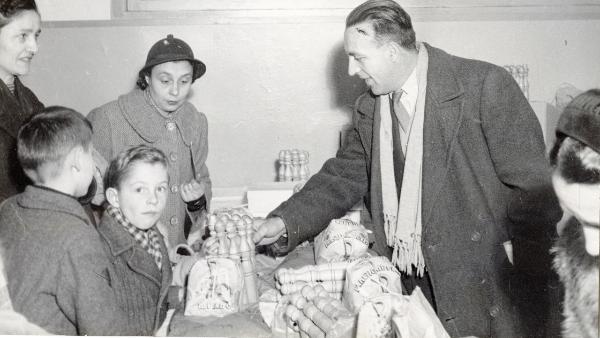 Milano - Convitto Scuola della "Rinascita" - Capodanno 1952 - Francesco Scotti consegna i giocattoli ai bambini