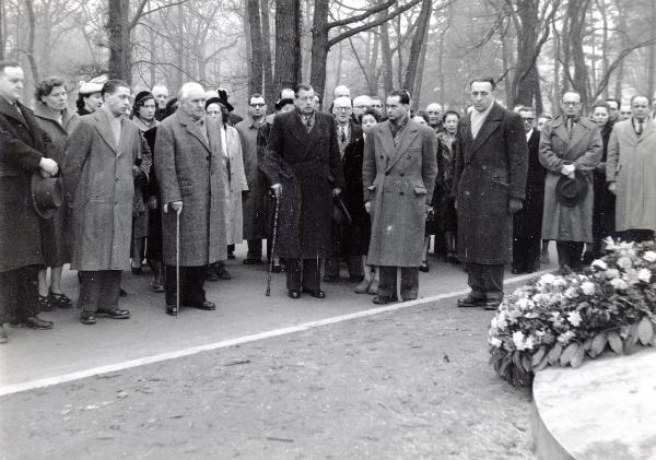 Parigi - Bois de Boulogne - Rencontre Internationale des Résistants - Francesco Scotti davanti al cippo che ricorda la fucilazione di 37 persone da parte dei tedeschi - Monumento - Lapide - Corona