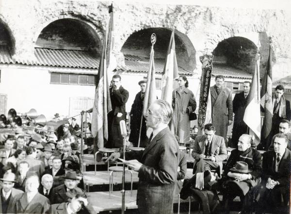 Milano - Porta Romana - Cral ATM - Rievocazione degli scioperi del marzo 1943 - Francesco Scotti (seduto, primo a destra) ascolta l'oratore - Bandiere