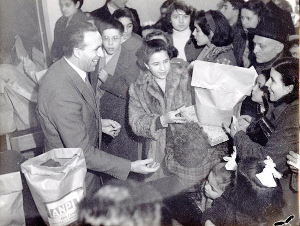 Milano - Via Pietro Mascagni - Sede ANPI provinciale - Natale 1952 - Francesco Scotti  consegna regali a famiglie e bambini