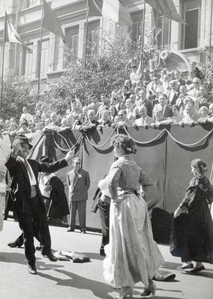 Milano - Festa nazionale dell'Unità 1953 - Francesco Scotti (al centro in seconda fila) dal palco osserva dei ballerini impegnati in una danza popolare - Bandiere