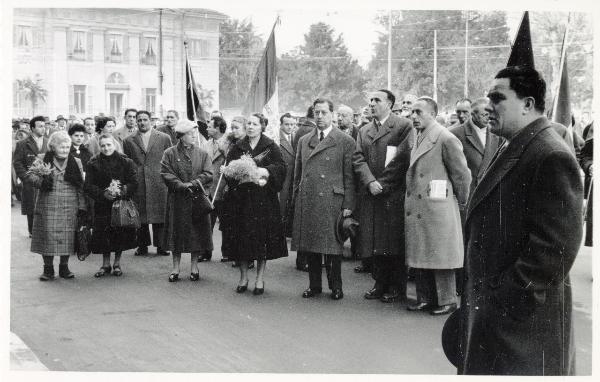 Monza - Commemorazione di Gianni Citterio - Francesco Scotti (terzo da destra) assiste alla deposizione di una corona d'alloro - Bandiere