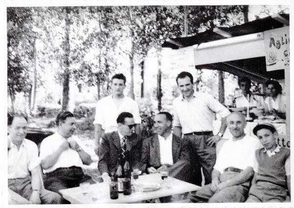 Lodi - Parco dell'Isola Carolina - Festa provinciale dell'Unità 1954 - Francesco Scotti durante una pausa conversa con un compagno seduto all'aperto - Cibo e vino - Ritratto di gruppo
