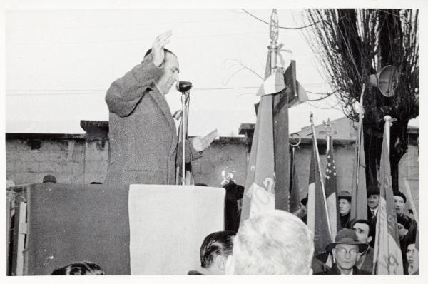 Milano - Via Carlo Pascal - Campo sportivo Mario Giuriati - Decimo anniversario della fucilazione di quattordici partigiani -
Francesco Scotti parla al microfono - Bandiere