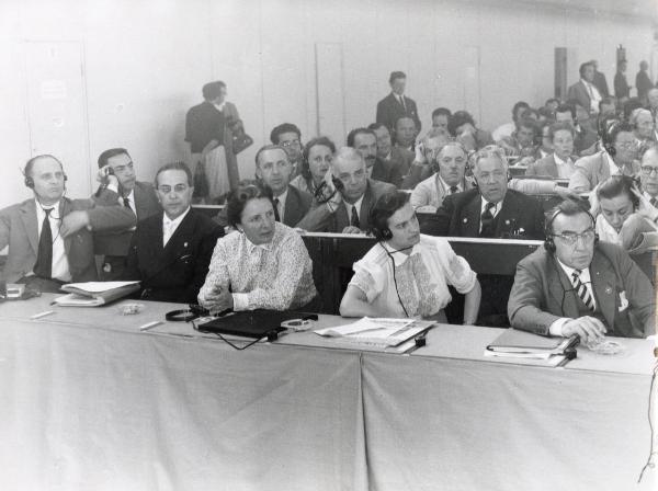 Helsinki (Norvegia) - Assemblea Mondiale della Pace 1955 - Parte della delegazione italiana - Francesco Scotti (secondo da sinistra in seconda fila) ascolta un oratore - Ritratto di gruppo