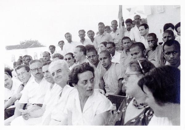 Colombo (Sri Lanka) - Consiglio Mondiale della Pace 1956 - Francesco Scotti (seduto al centro in seconda fila) partecipa ai lavori con la delegazione italiana - Ritratto di gruppo