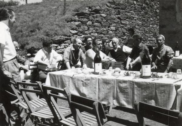 Sueglio - Rifugio Bellano - Francesco Scotti (in piedi a sinistra) partecipa a un "addio al celibato" - Tavola apparecchiata - Montagne