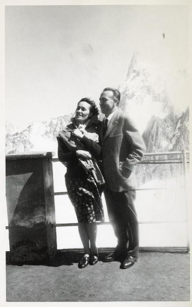 Courmayeur - Monte Bianco - Punta Helbronner - Francesco Scotti e la moglie Carmen posano davanti alla cima - Ritratto