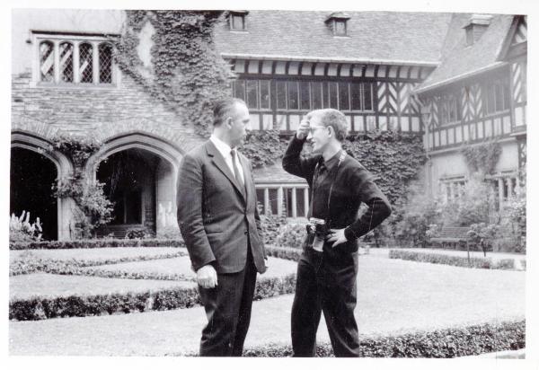 Potsdam (Germania) - Visita di Francesco Scotti in Germania dell'Est nel 1963 - Ritratto mentre conversa con il fotografo -Architettura