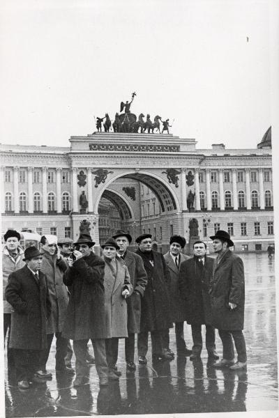 Leningrado (Unione Sovietica) - Piazza del Palazzo - Visita della delegazione italiana - Francesco Scotti (al centro) con i compagni davanti al Palazzo dello Stato Maggiore - Ritratto di gruppo