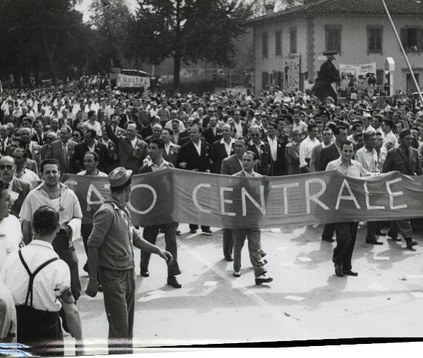 Firenze - Festa nazionale de l'Unità 1949 - Sfilata per le vie della città - Spezzone di corteo con la delegazione del Comitato Centrale del PCI - Striscione - Cartelli
