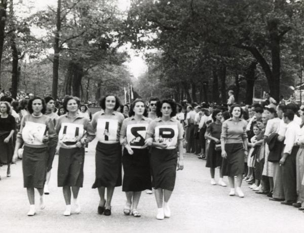 Firenze - Festa nazionale de l'Unità 1949 - Sfilata per le vie della città - Spezzone di corteo con un gruppo di ragazze che indossa magliette con la scritta UISP - Ritratto di gruppo - Bandiere
