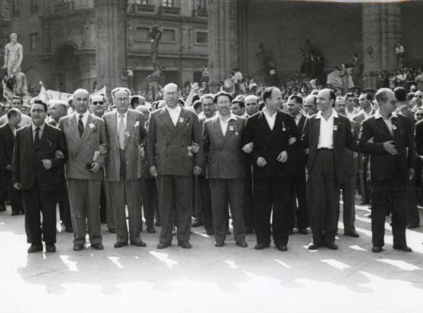 Firenze - Festa nazionale de l'Unità 1949 - Piazza della Signoria - Sfilata per le vie della città - Testa del corteo con i membri del Comitato Centrale del PCI - Ritratto di gruppo - Bandiere