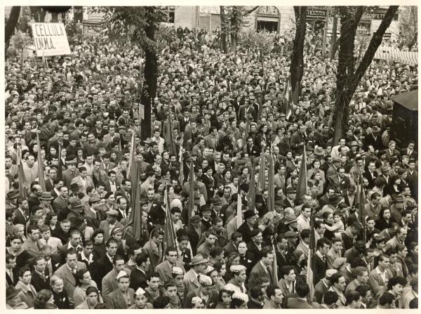 Firenze - Festa nazionale de l'Unità 1949 - La folla sfila con bandiere e cartelli