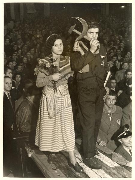 Firenze - Festa nazionale de l'Unità 1949 - Corteo - Due giovani con le braccia incrociate recano i simboli della falce e del martello - Ritratto di gruppo