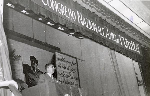 Firenze - Teatro della Manifattura Tabacchi - Congresso nazionale dell'Associazione "Amici" de l'Unità - Palco - Luigi Longo al microfono - Scritta e manifesto