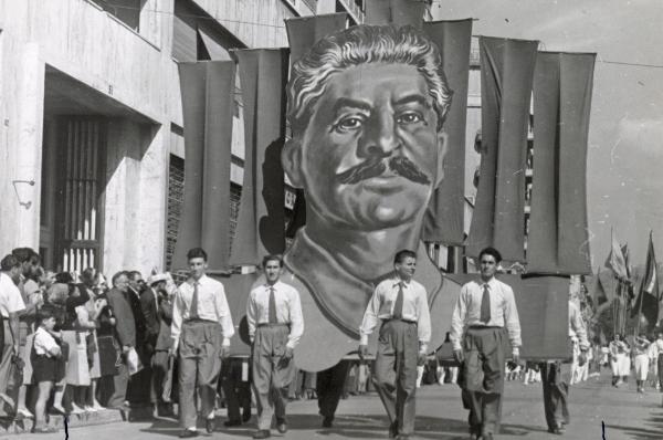 Genova - Festa nazionale de l'Unità 1950 - Sfilata per le vie della città - Spezzone di corteo con giovani che trasportano una gigantografia di Stalin - Bandiere