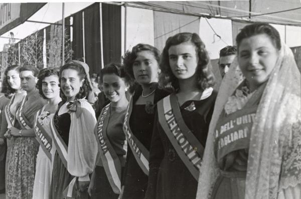 Genova - Festa nazionale de l'Unità 1950 - Sfilata per le vie della città - Le "Miss" regionali in posa - Ritratto di gruppo - Bandiere - Cartelli