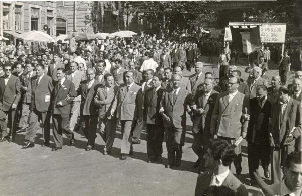 Genova - Festa nazionale de l'Unità 1950 - Sfilata per le vie della città -  Spezzone di corteo con i membri del Comitato Centrale del PCI - Al centro Pietro Secchia - Ritratto di gruppo - Cartelli - Bandiere - Striscioni