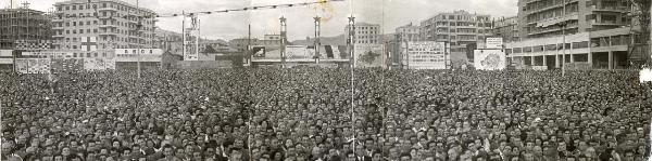 Genova - Festa nazionale de l'Unità 1950 - Veduta dall'alto della folla durante il discorso di chiusura di Luigi Longo - Cartelli