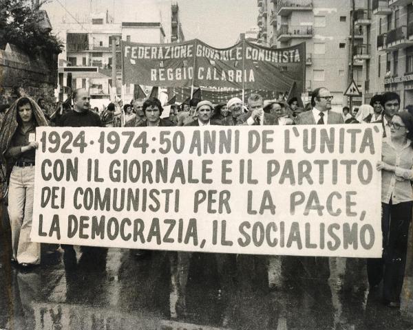 Bari - Festa nazionale d'apertura de l'Unità 1974 - Manifestazione antifascista - Testa del corteo - Striscione che ricorda i 50 anni dalla fondazione del giornale