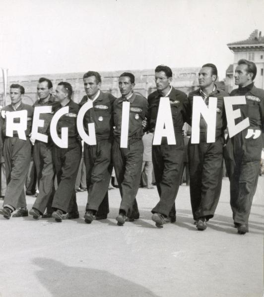 Bologna - Festa nazionale de l'Unità 1951 - Sfilata per le vie della città - Spezzone di corteo con gli operai delle Officine Reggiane - Ritratto di gruppo
