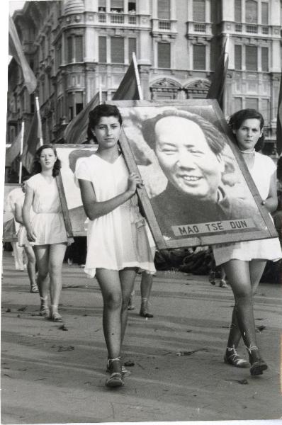 Bologna - Festa nazionale de l'Unità 1951 - Sfilata per le vie della città - Spezzone di corteo con ragazze portano un ritratto di Mao Tse Dun e bandiere
