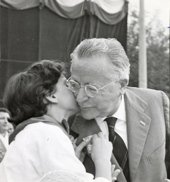 Bologna - Festa provinciale de l'Unità 1960 - Una donna bacia sulla guancia Palmiro Togliatti - Ritratto