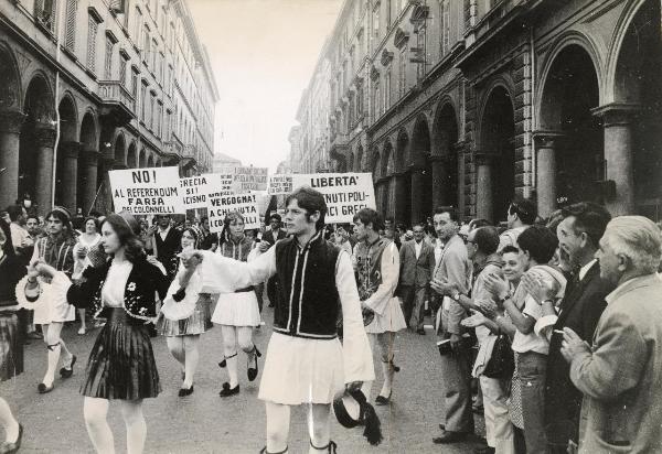 Bologna - Festa nazionale de l'Unità 1968 - Sfilata per le vie della città - Spezzone di corteo con giovani in costume tradizionale della Grecia - Cartelli di protesta