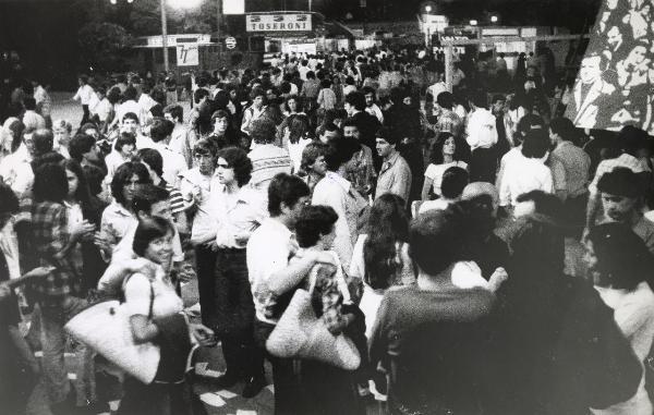 Cagliari - Festa nazionale d'apertura de l'Unità 1977 - Fiera Campionaria - Veduta notturna della folla tra gli stand - Cartelli - Illuminazione